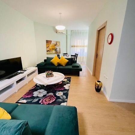 New Apartment In Center Of ティラナ エクステリア 写真