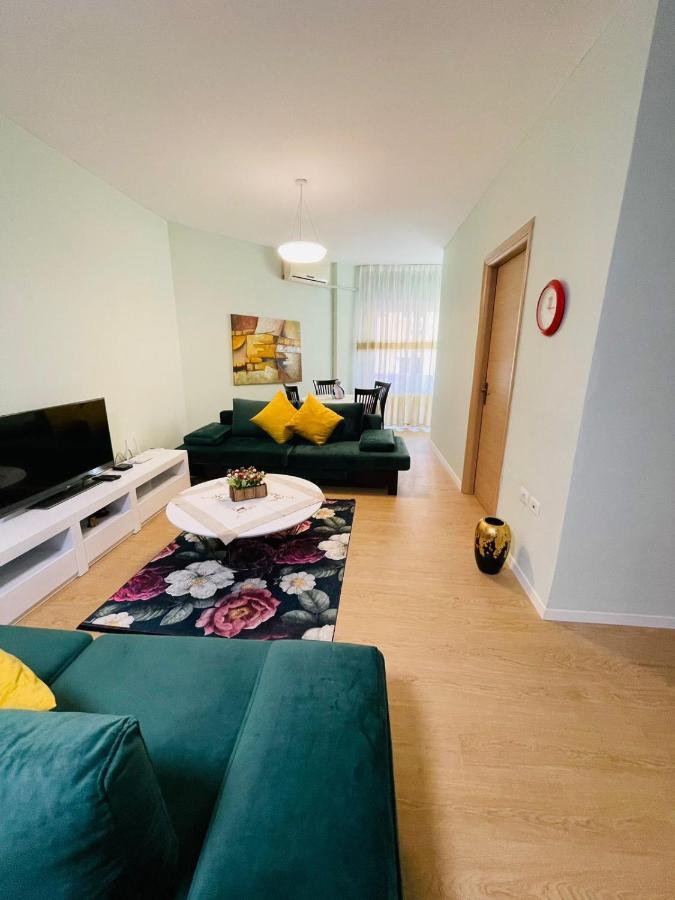 New Apartment In Center Of ティラナ エクステリア 写真
